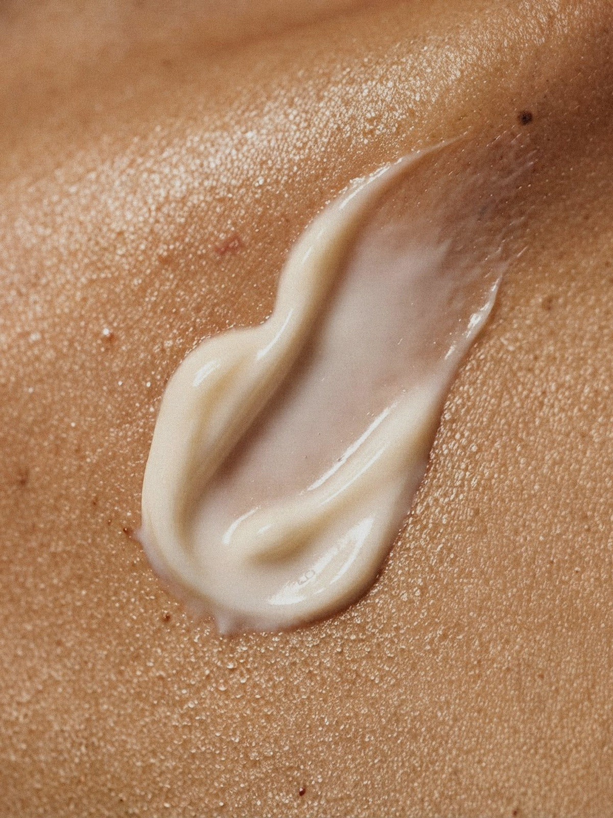 Momenti Botanicals hydrating body milk in a pump bottle